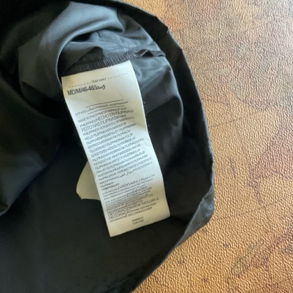 Under Armour Women's Black Sleeveless windbreaker with hood - Picture 4 of 7